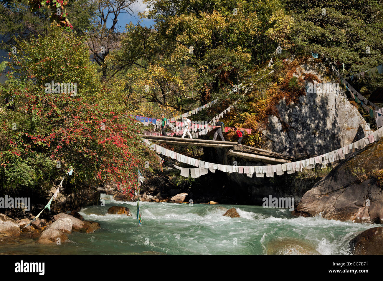 BU00163-00... BHUTAN - Brücke über dem Paro Chhu (Fluss) in der Stadt Sharna Zampa Trekker. Stockfoto