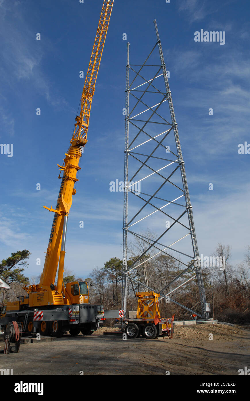 Ein Kran verwendet wird, um ein Handy-Turm zu bauen. Stockfoto