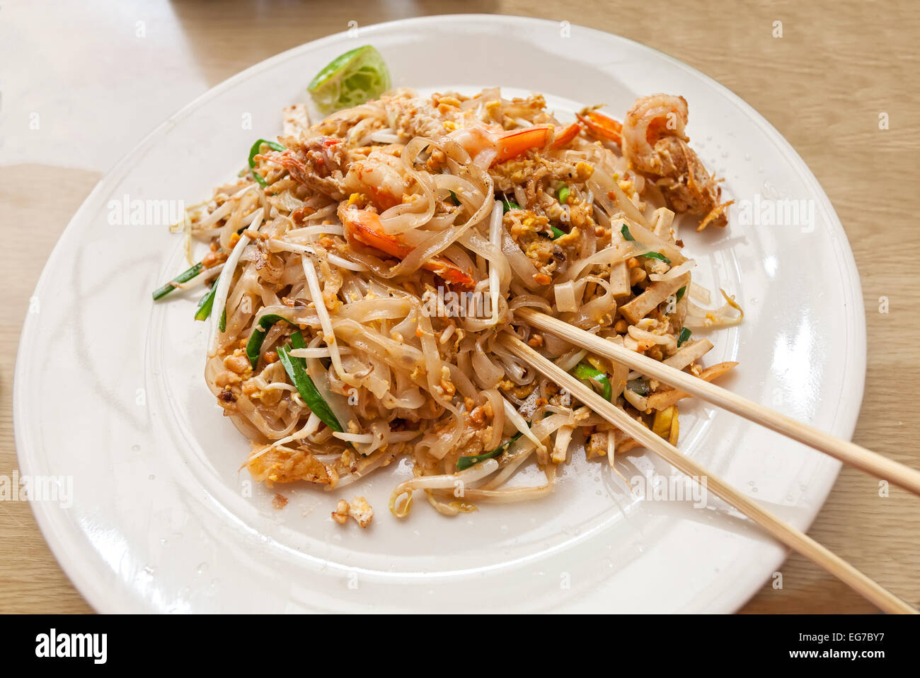 Pad Thai mit Garnelen, traditionelle thailändische Hauptgericht. Stockfoto