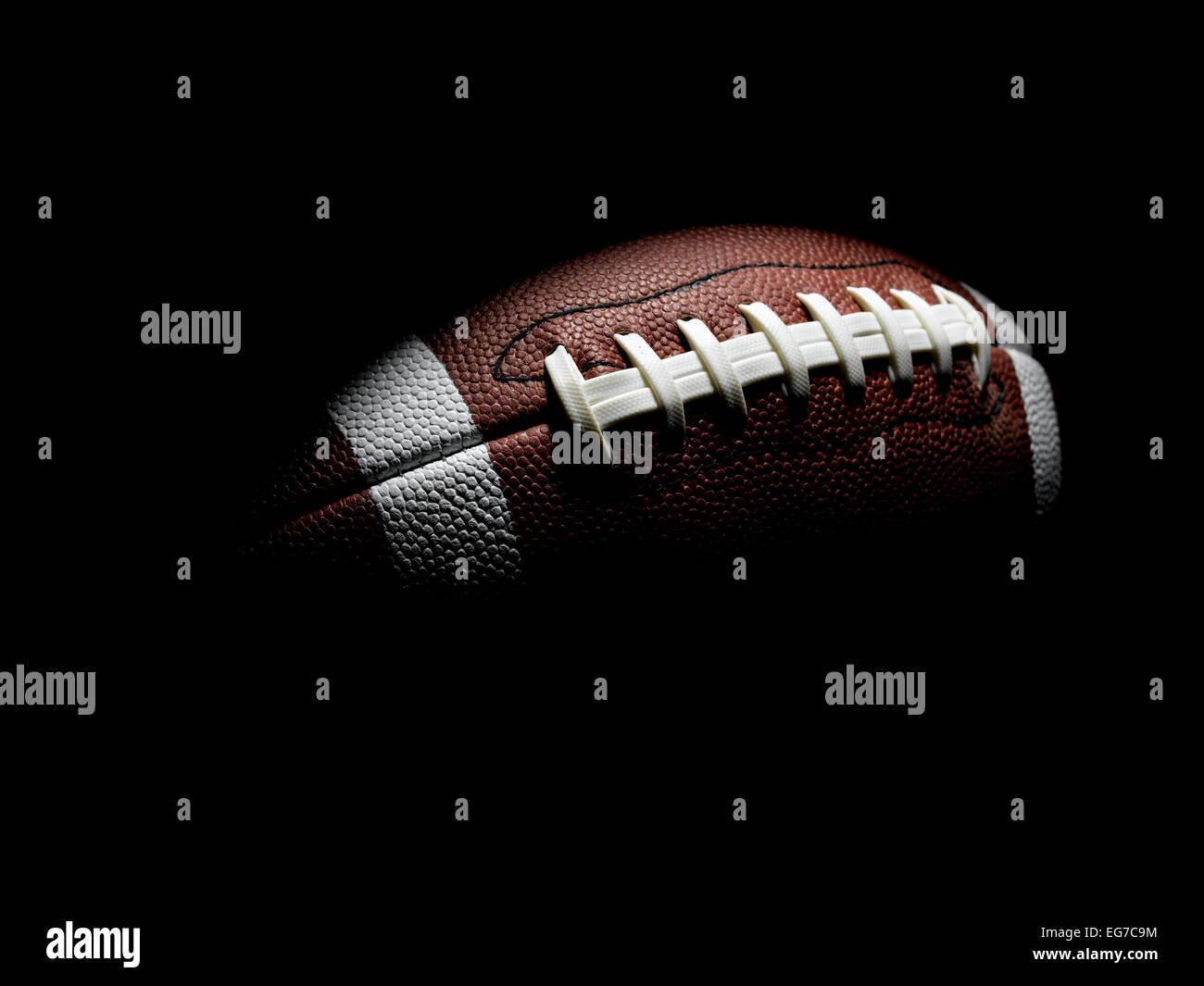 Fliegen Football auf schwarz Stockfoto