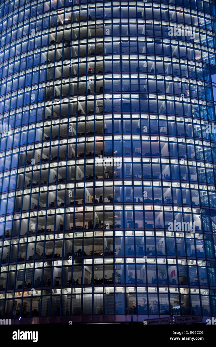 Bürohaus in Berlin in der Abenddämmerung Stockfoto