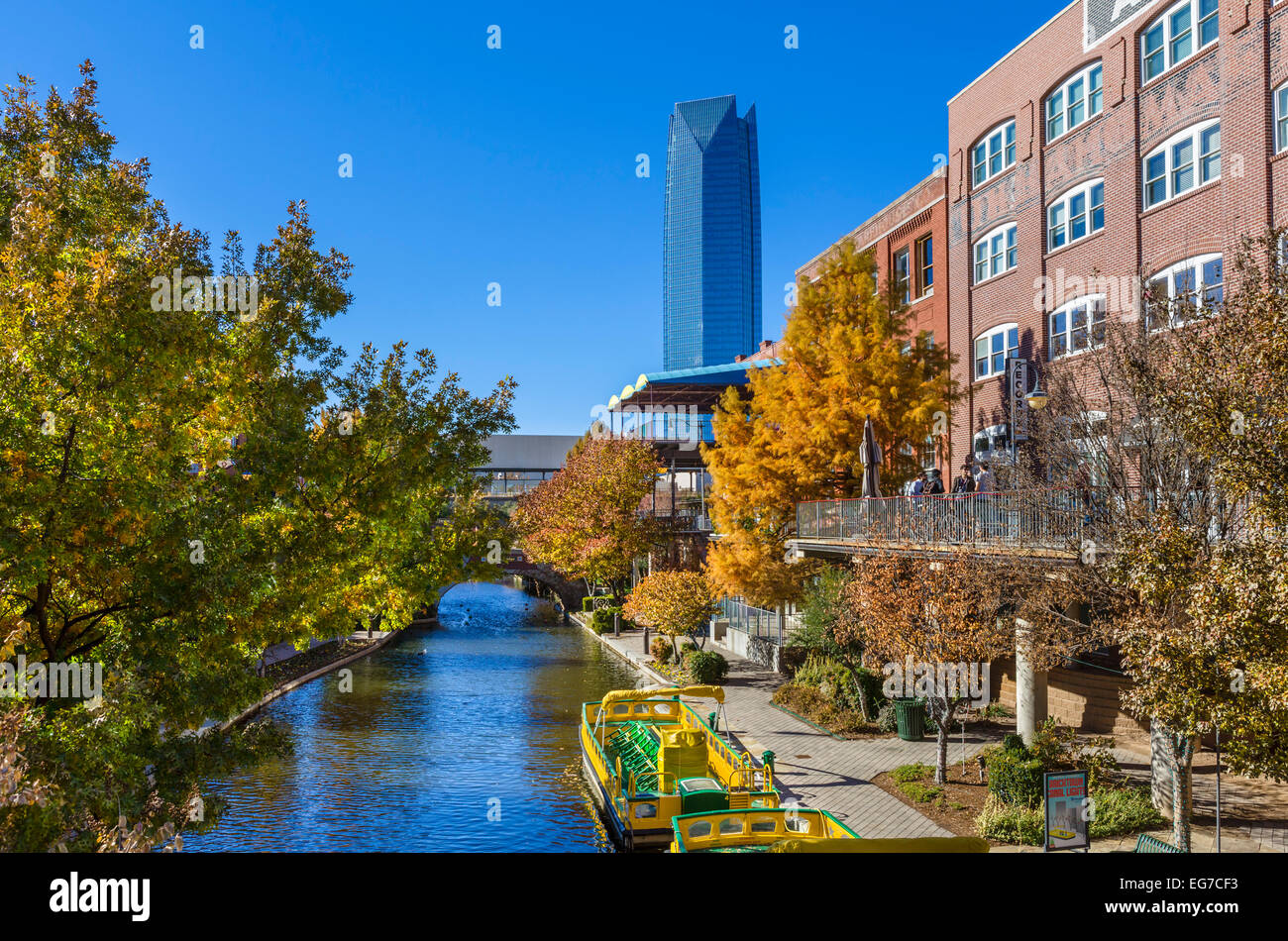 Bricktown Kanals, mit Blick auf die Devon-Turm in der historischen Bricktown District von Oklahoma City, OK, USA Stockfoto
