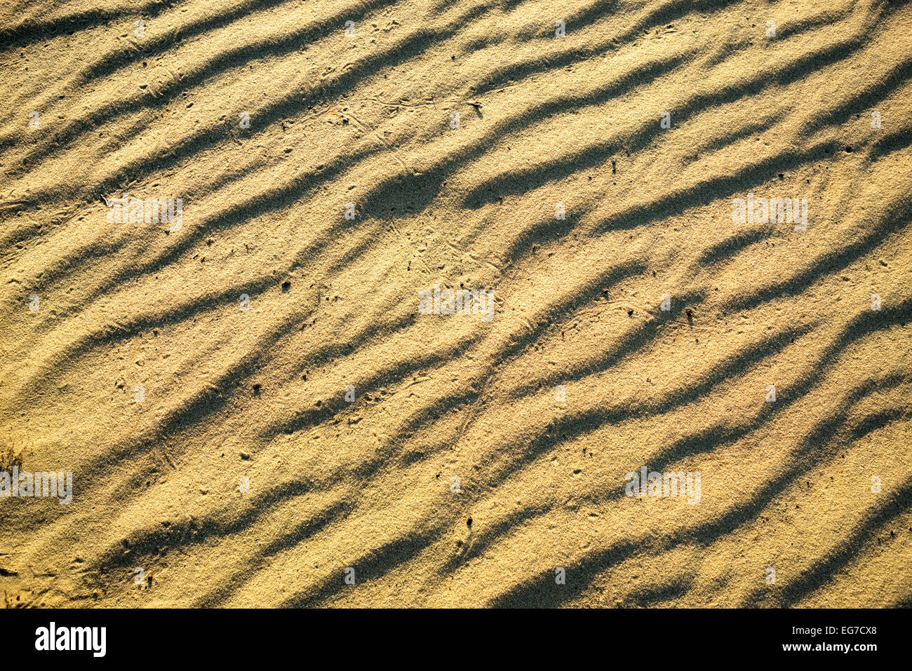 Natürlichen Hintergrund aus einem gelben Sand mit Wellen Stockfoto
