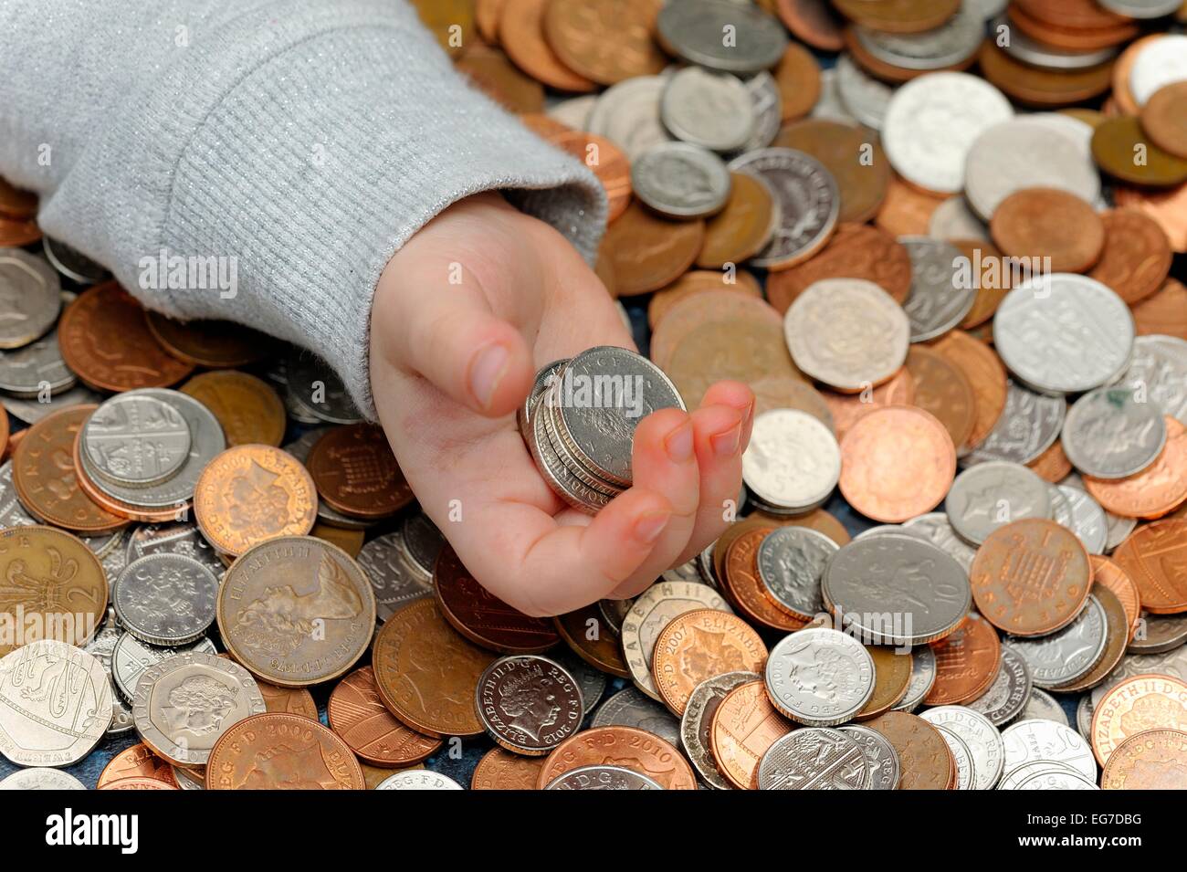 Andererseits ein 2 Jahre altes Mädchen hält 02:10 Pence-Stücke Stockfoto