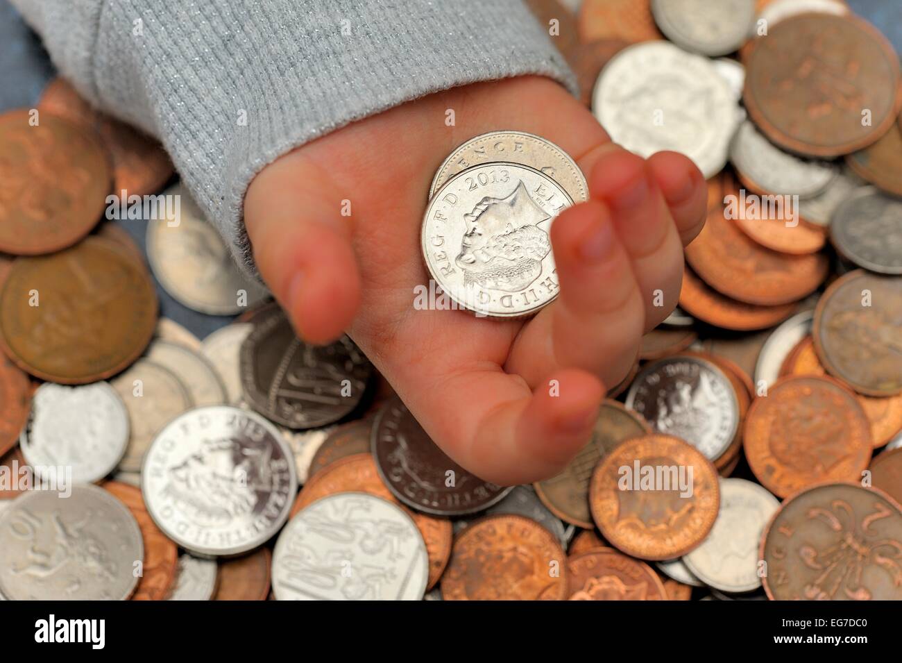 Andererseits ein 2 Jahre altes Mädchen hält 02:10 Pence-Stücke Stockfoto