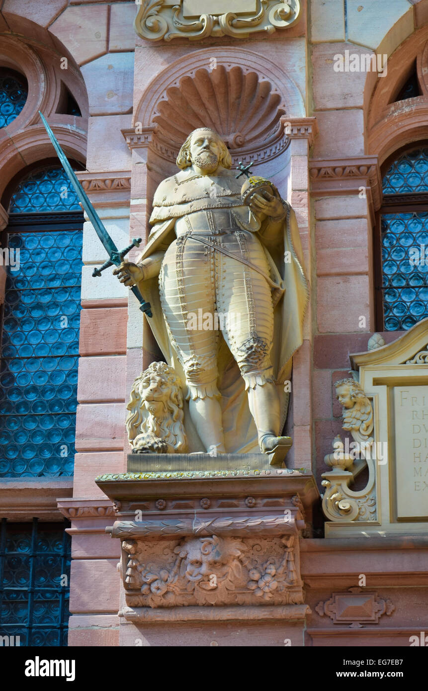 Blick auf wunderschöne Statue an der Fassade des Schlosses Stockfoto