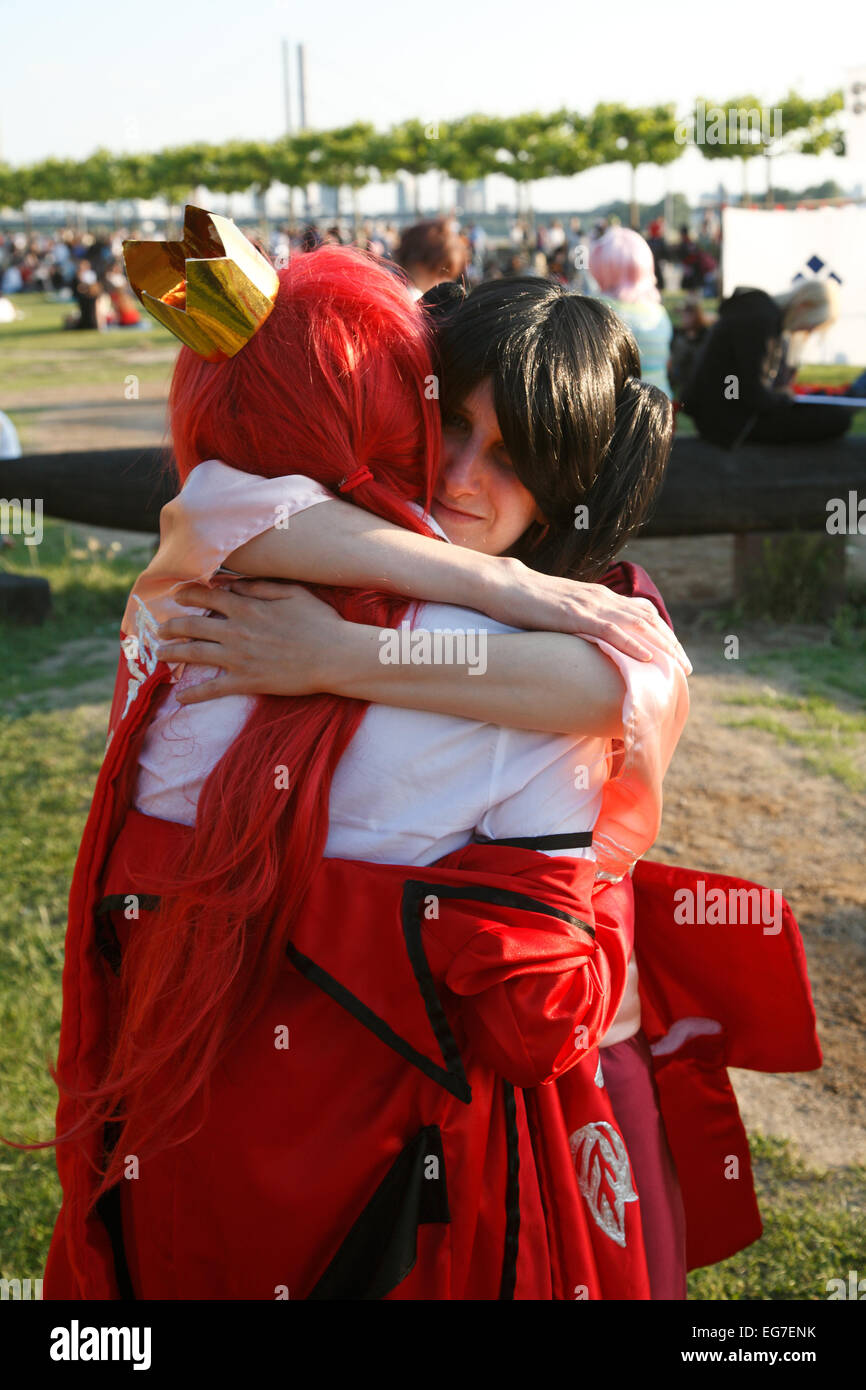 Freundinnen in rote Prinzessin costums umarmen einander am Japan-Tag in Düsseldorf Stockfoto