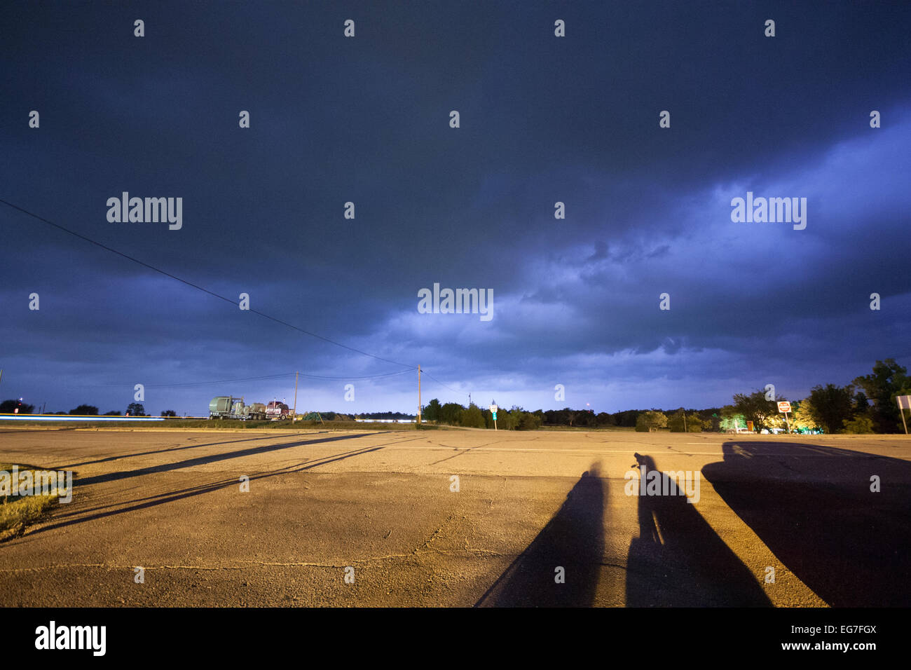 Blitze erleuchten den Nachthimmel außerhalb von Oklahoma City, OK. Stockfoto