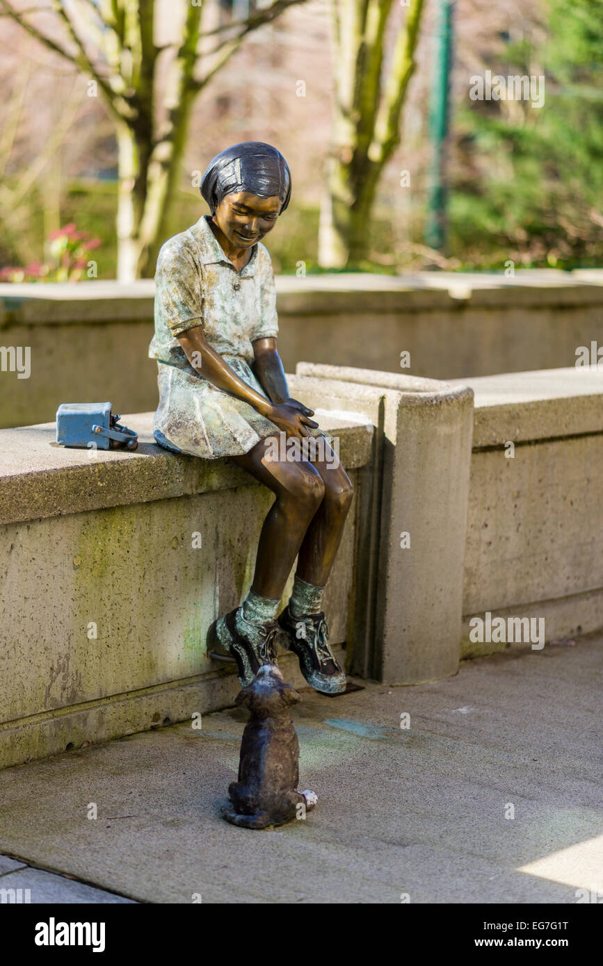 Skulptur des glücklichen Mädchen mit Lunchbox, Vancouver School Board, British Columbia, Kanada Stockfoto