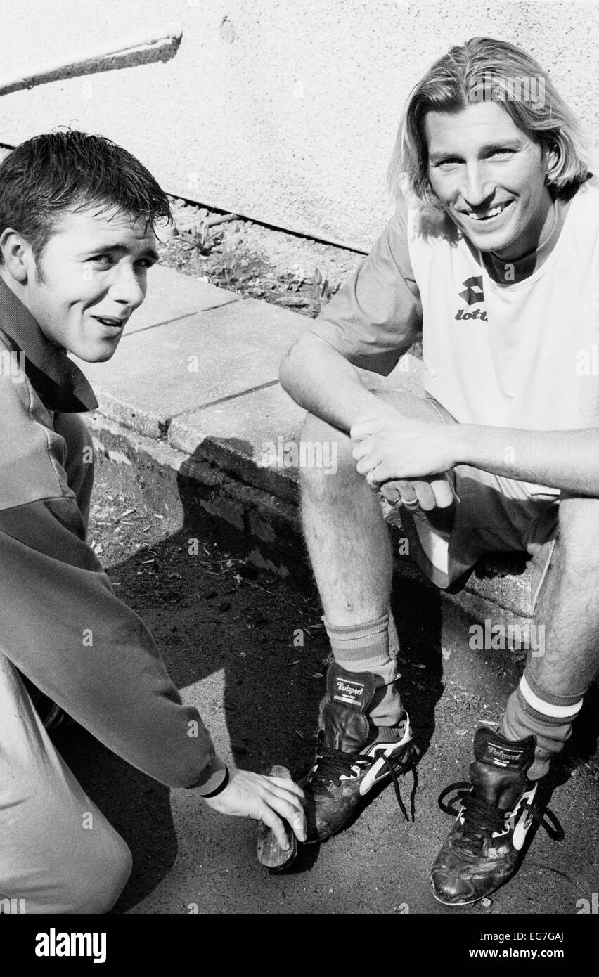 Internationale Robbie Savage (r) Wales hat seine Stiefel gereinigt in den walisischen Trainingsplatz 1995 Stockfoto