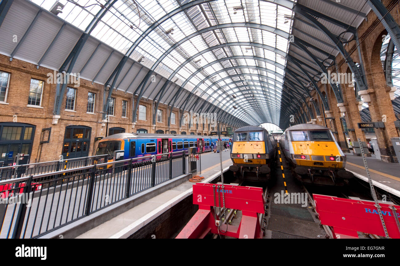 Züge auf dem Bahnsteig am Bahnhof Kings Cross London sitzen Stockfoto