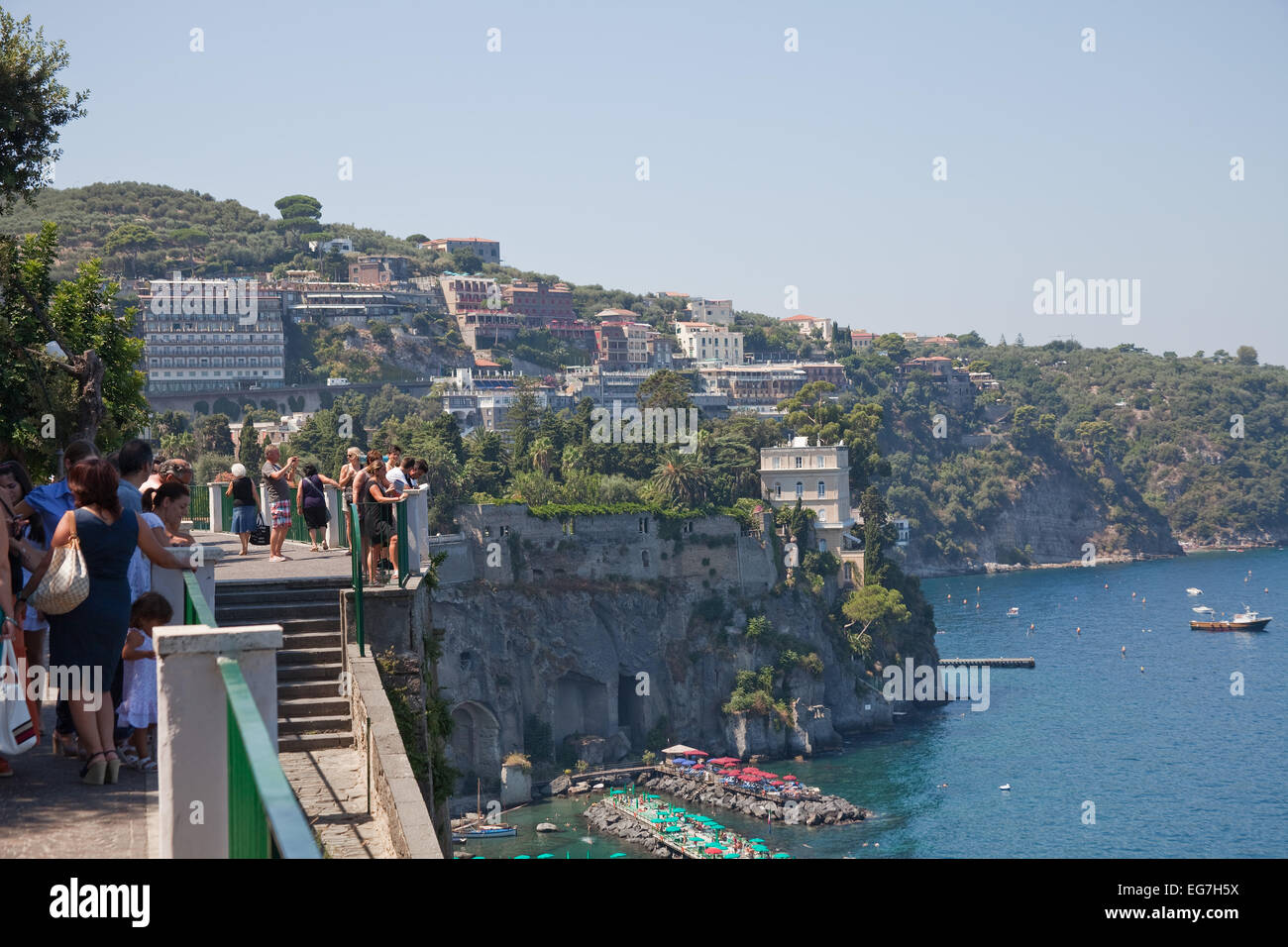 Eine Terrasse mit Blick auf der Amalfi-Küste mit dramatischen Blick auf Meer und Landand viele Hotels im Hintergrund. Stockfoto