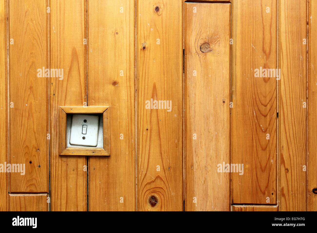 alte elektrische Schalter an hölzernen Wand montiert Stockfoto