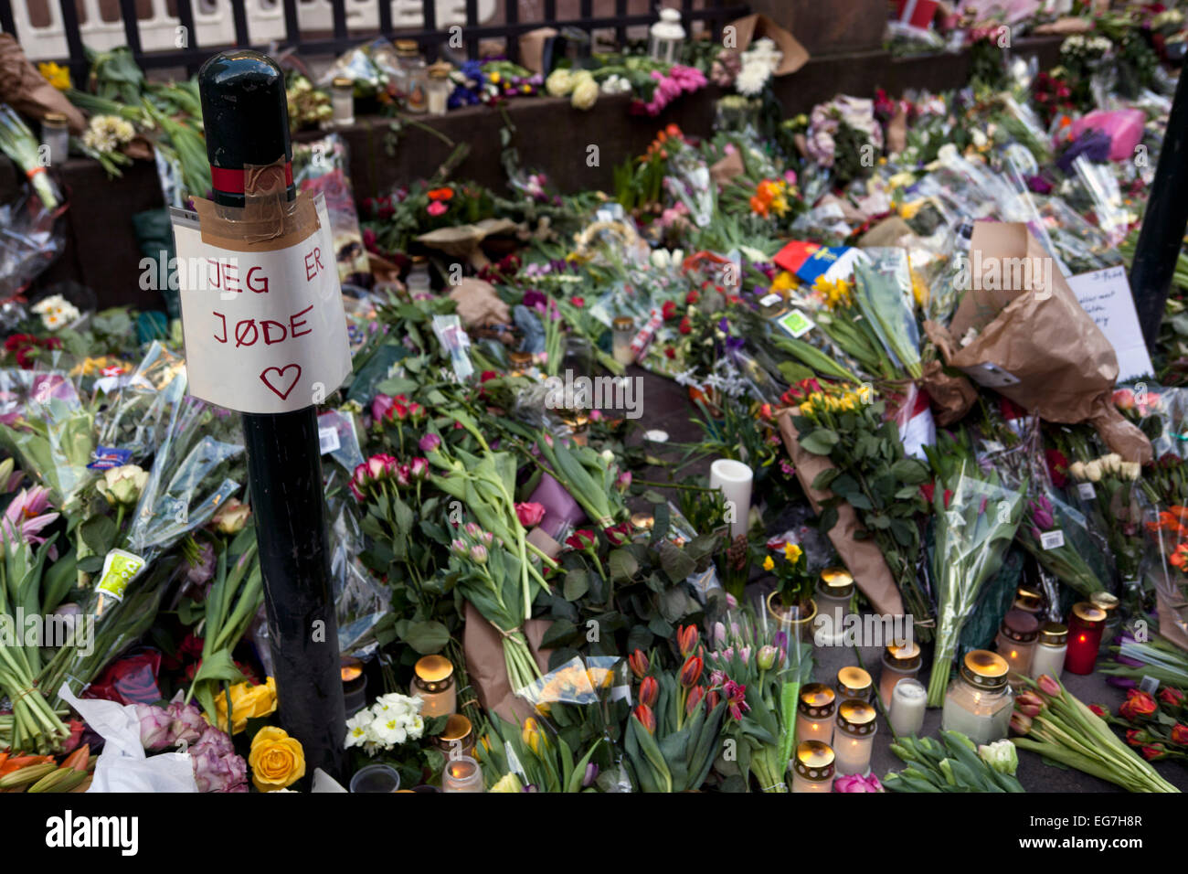 Kopenhagen, Dänemark, 18. Februar 2015: Detail aus dem wachsenden Bett von Blumensträußen vor Copenhagen Synagoge, dem jüdischen Dan Uzan am frühen Sonntagmorgen ermordet wurde. Die Nachricht auf dem Weißbuch lautet: "Ich bin ein Jude". Kritiker sagt TV2NEWS, dass in Anbetracht die Synagoge ein hohes Risiko-Ziel und den Angriff 8 Stunden vor bei Krudtonden durch die gleichen Täter, die Präsenz der Polizei größer hätte sein sollen Stockfoto