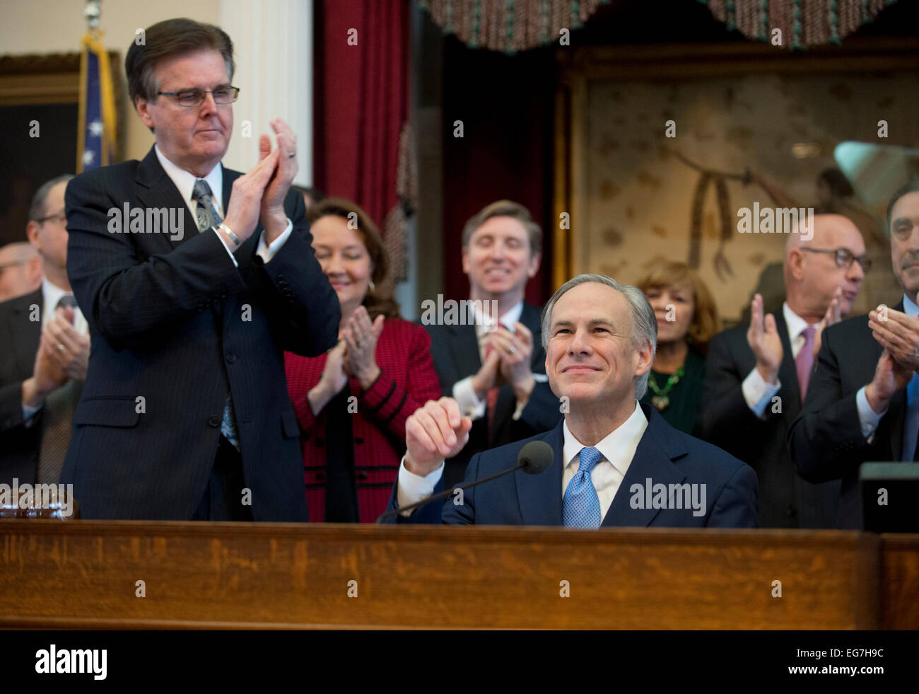Vizegouverneur Dan Patrick applaudiert als Gouverneur von Texas Greg Abbott (rechts) State of the State Rede im Plenarsaal Haus gibt. Stockfoto