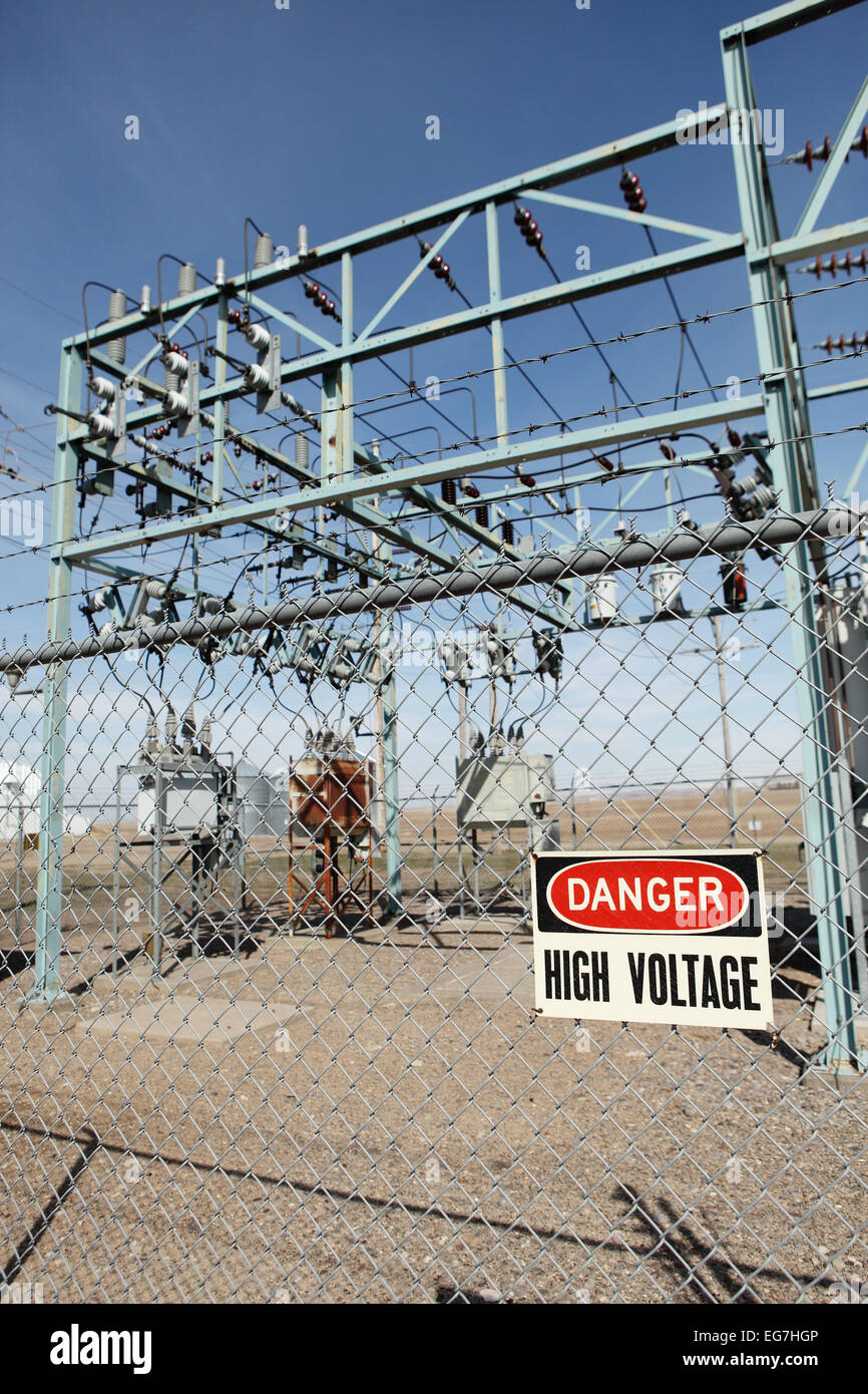 Eine hohe Spannung Warnschild auf dem Zaun ein Umspannwerk. Stockfoto
