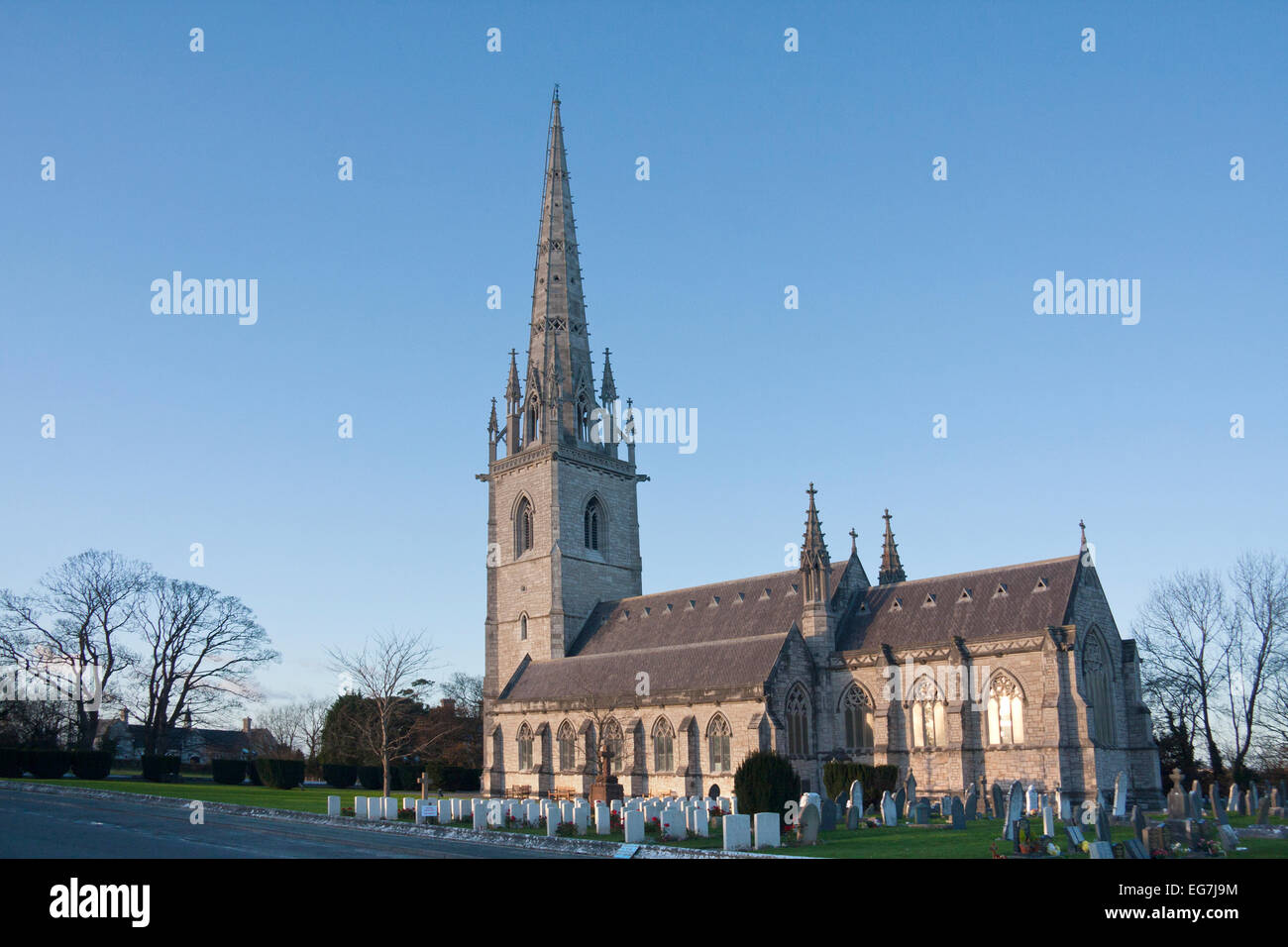 Die schöne Marmor Kirche am Bodelwyddan in der Nähe von Rhyl zieht Besucher aus weit und breit der Kirchhof hat 86 kanadischen Kriegsgräber. Stockfoto