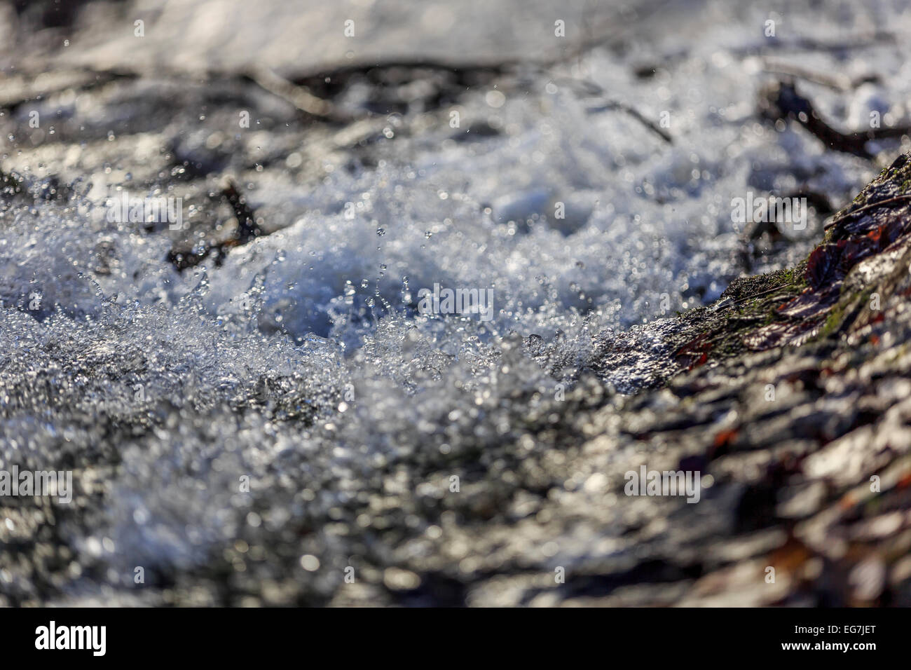 Wasser sprudelt in den Stream an Himley Stockfoto