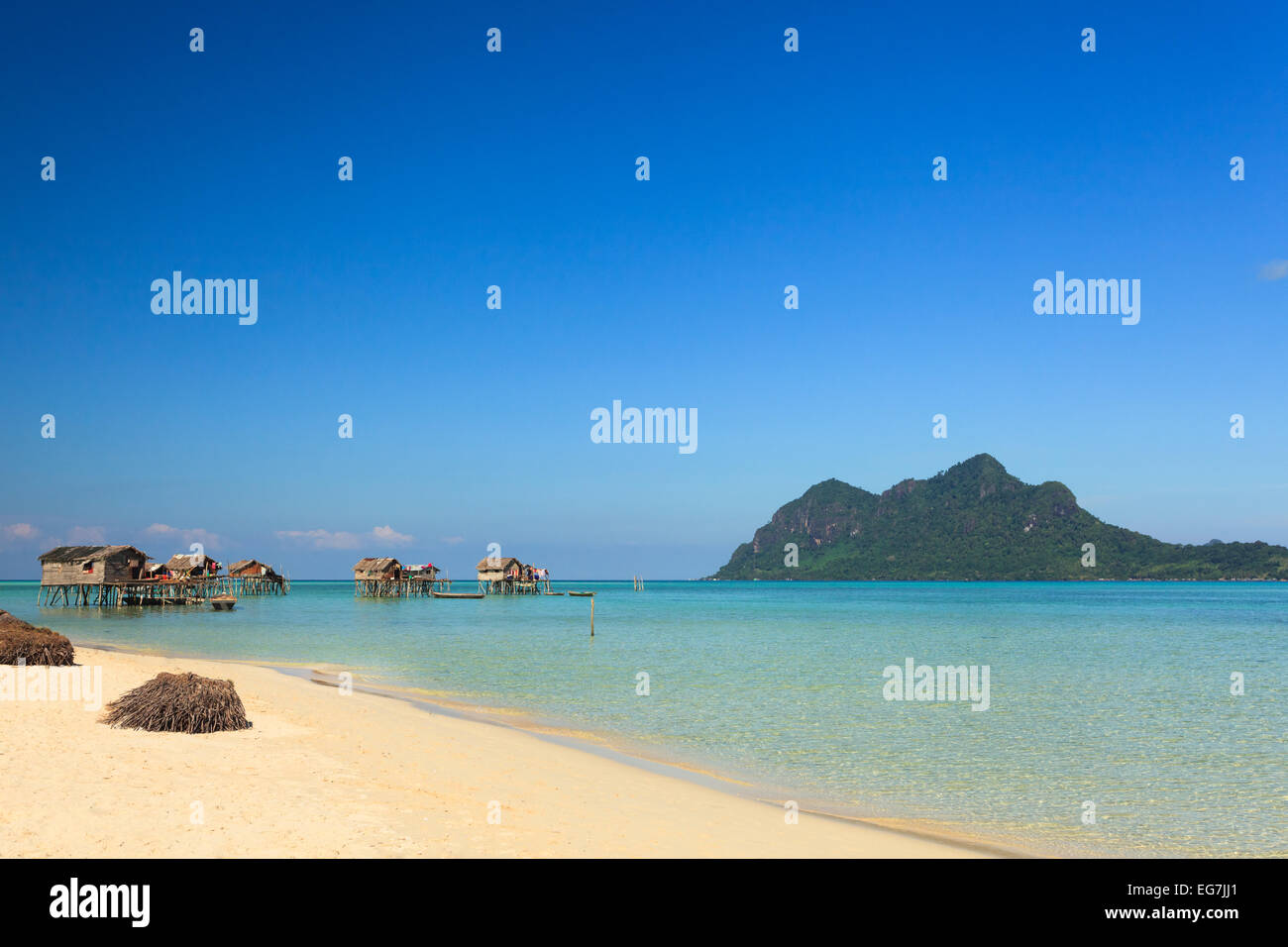 schöner Strand mit Häusern auf dem Wasser gehört zum Meer Zigeuner. die Schönheit der Seele schien laden Sie für einen Urlaub Stockfoto