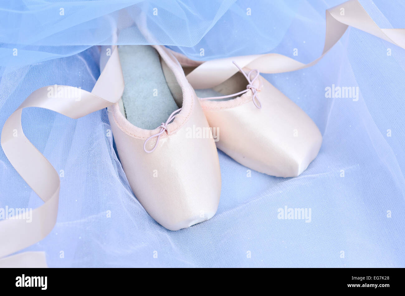 Ballettschuhe auf leichten blauen Tutu Hintergrund Stockfoto