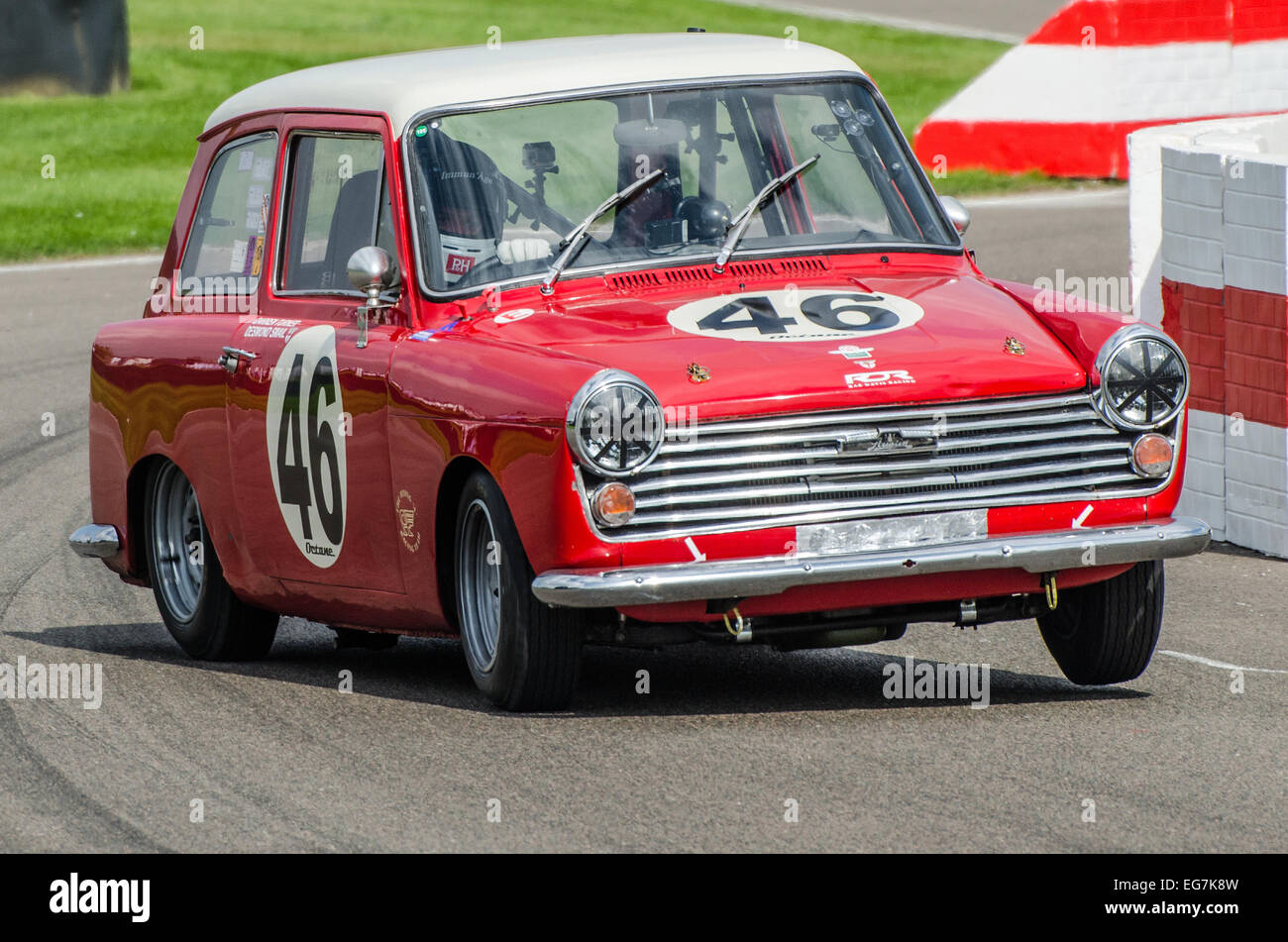 Austin A40 racing Am Goodwood Revival. Vintage Motor Car Racing durch die schikane mit Rad vom Boden Stockfoto