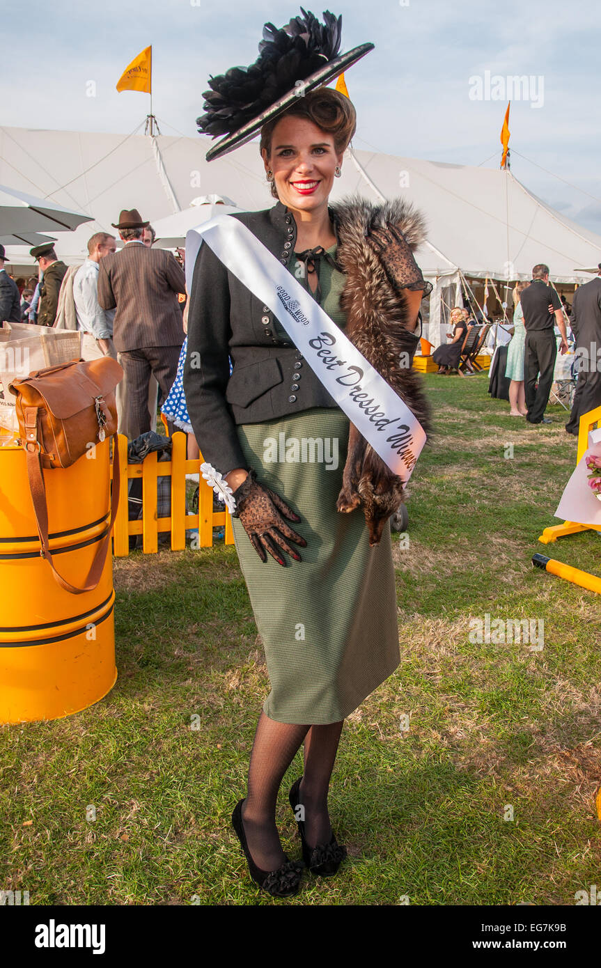 Der Hauptpreis ging für Bestes Outfit in Goodwood, Ex-Model Elise Maillet, die Blumen und eine Magnumflasche Champagner erhalten. Stockfoto