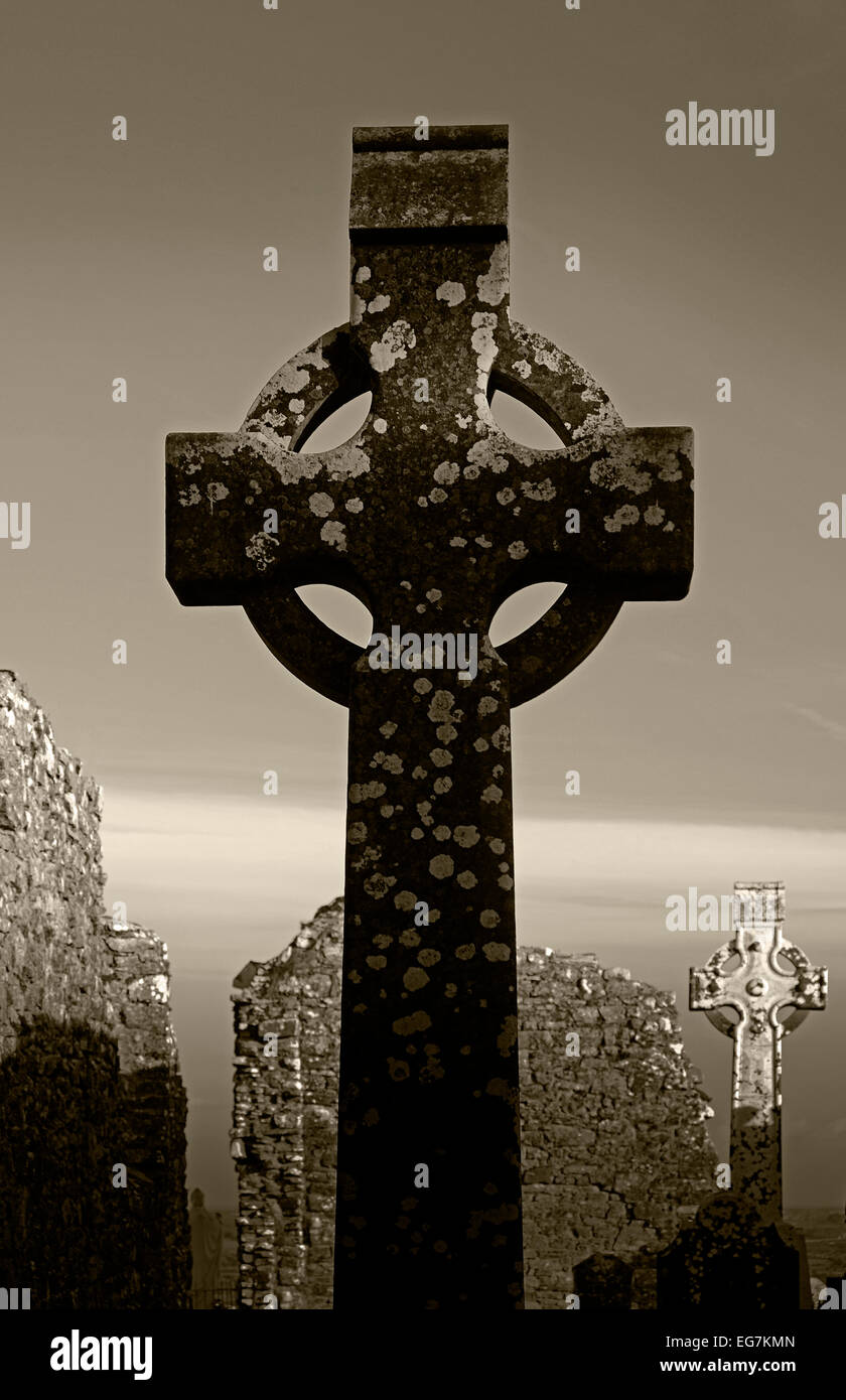 Riesige Keltenkreuz in Slane Abtei Grafschaft Meath Ireland, als Sepia Bild gezeigt. Stockfoto