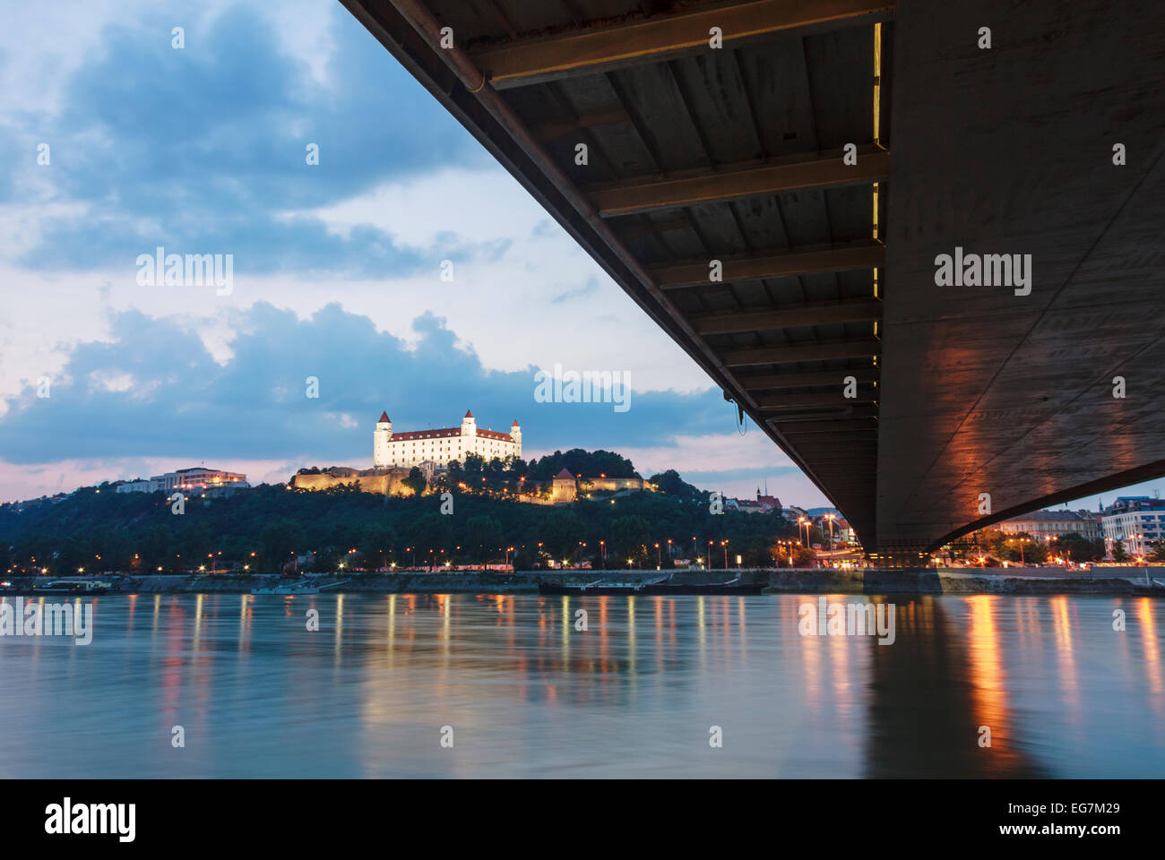 Die Burg von Bratislava "und" neu zu überbrücken, in der Abenddämmerung, Slowakei Stockfoto