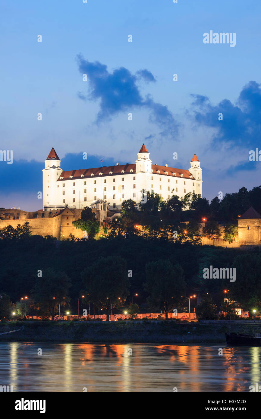 Die Burg von Bratislava und Donau in der Abenddämmerung, Slowakei Stockfoto