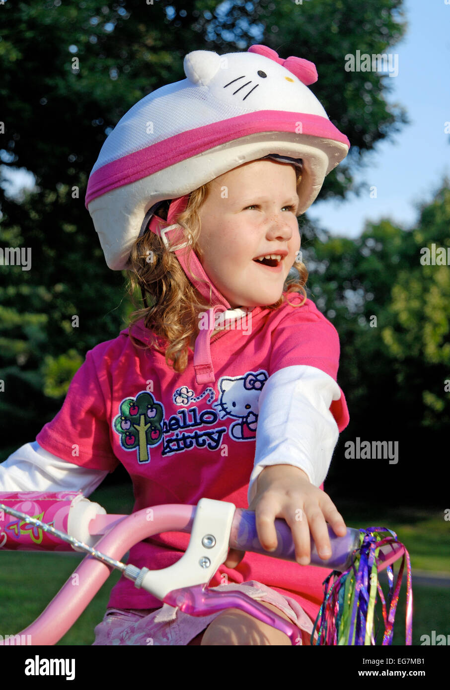 Fünf Jahres altes Mädchen mit Sicherheit Fahrradhelm lächelnd. Stockfoto
