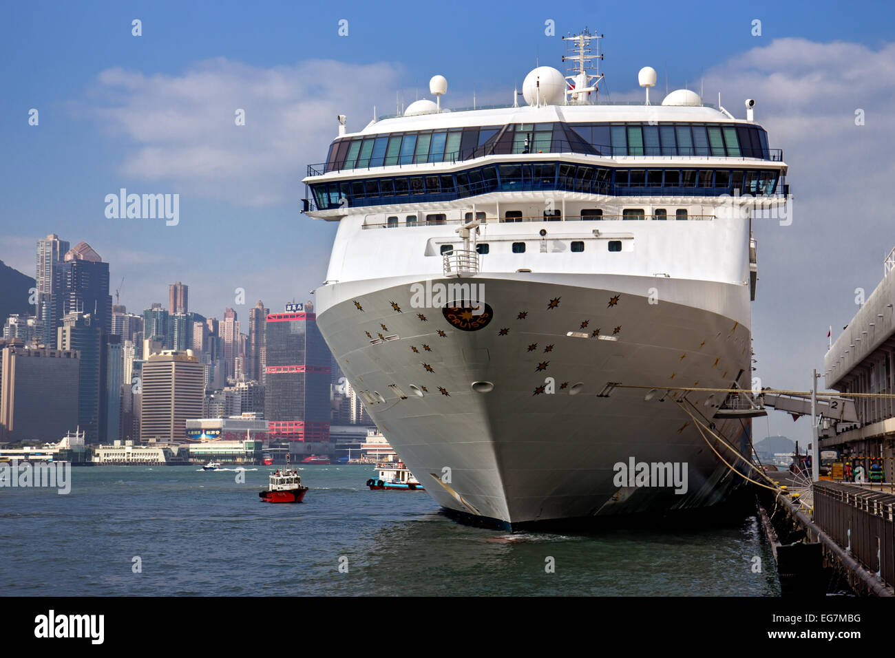 Luxus-Kreuzfahrt-Schiff ist im Dock im Hafen von Hong Kong Stockfoto