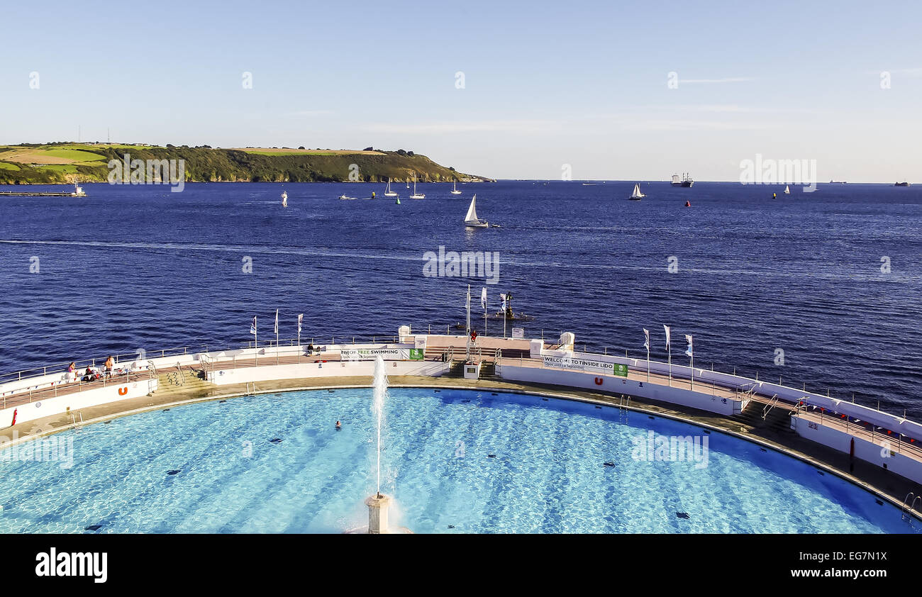 Plymouth - England, blau, Horizont, öffentliches Schwimmbad, Entspannung, Sky nur, Wasser, Wasser, Meer, Himmel, Sonne, Sonnenlicht, Stockfoto