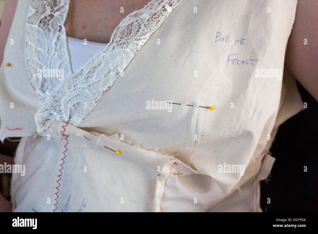 Broomfield, Colorado - Eine junge Frau wird mit dem Prototyp einer Hochzeit Kleid ausgestattet. Stockfoto