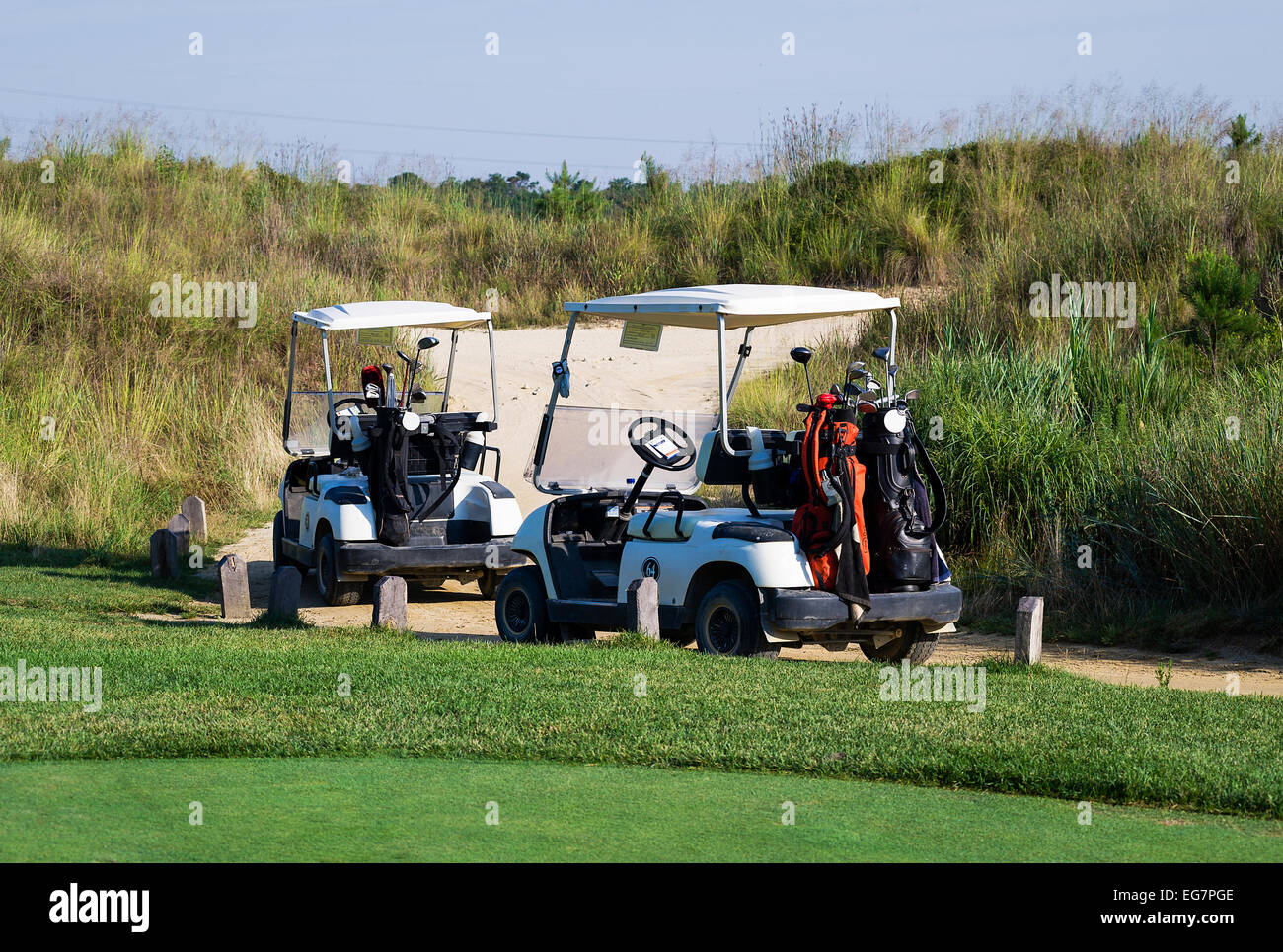 Golf-Carts geparkt entlang der Strecke. Stockfoto