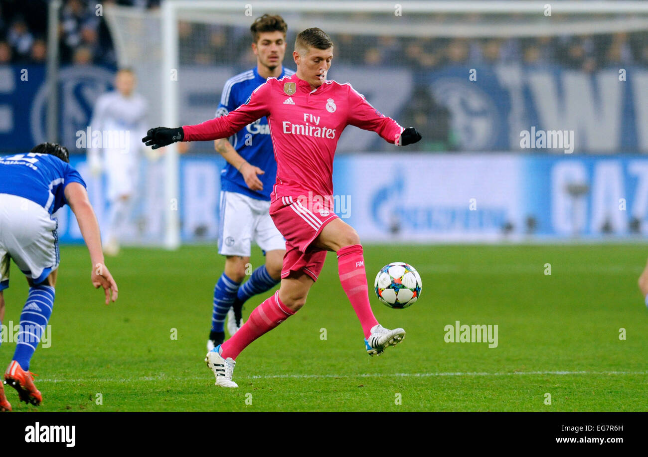 Gelsenkirchen, Deutschland. 18. Februar 2015. UEFA Championsleague: FC Schalke 04, S04 (blau) - Real Madrid (rosa); Toni Kroos (Real Madrid), Roman NeustŠdter, Neustädter (S04) Aktion. Bildnachweis: UKraft/Alamy Live-Nachrichten Stockfoto