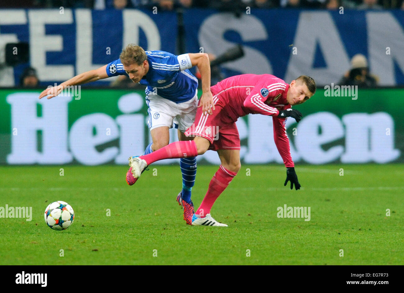 Gelsenkirchen, Deutschland. 18. Februar 2015. UEFA Championsleague: FC Schalke 04, S04 (blau) - Real Madrid (rosa) 0:2; Benedikt Hšwedes, Höwedes (S04), Toni Kroos (Real Madrid), Aktion. Bildnachweis: UKraft/Alamy Live-Nachrichten Stockfoto