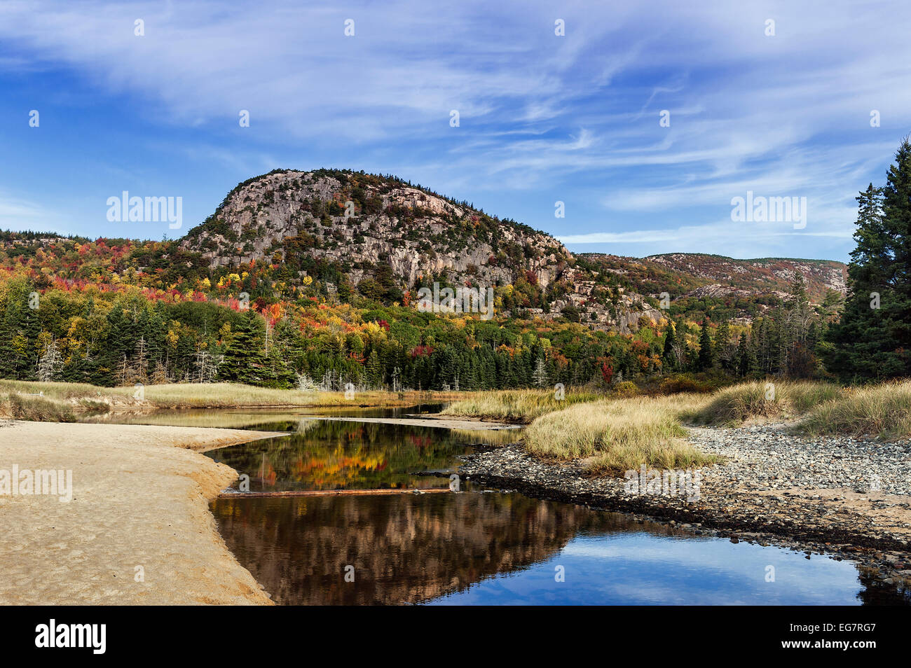 Bienenstock Berg und Salz Teich am Sandstrand, Acadia NP, Maine, ME, USA Stockfoto