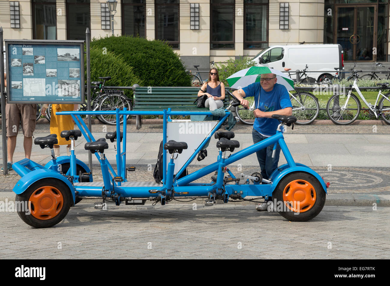 Der Fahrer des Multi-Karren für Touristen warten auf Kunden nahe dem Brandenburger Tor Stockfoto