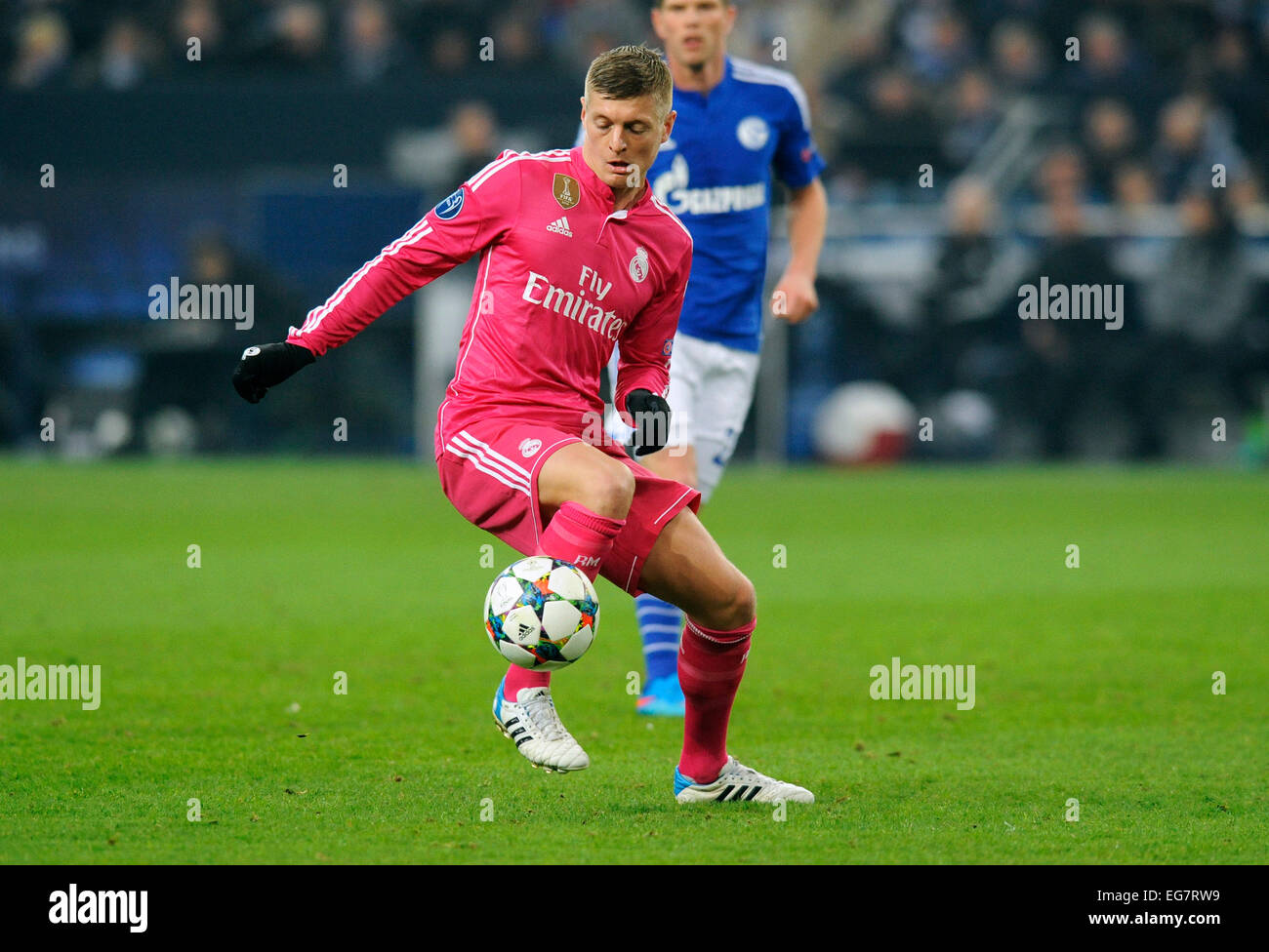 Gelsenkirchen, Deutschland. 18. Februar 2015. UEFA Championsleague: FC Schalke 04, S04 (blau) - Real Madrid (rosa) 0:2; Toni Kroos (Real Madrid). Aktion, Einzelbild. Bildnachweis: UKraft/Alamy Live-Nachrichten Stockfoto