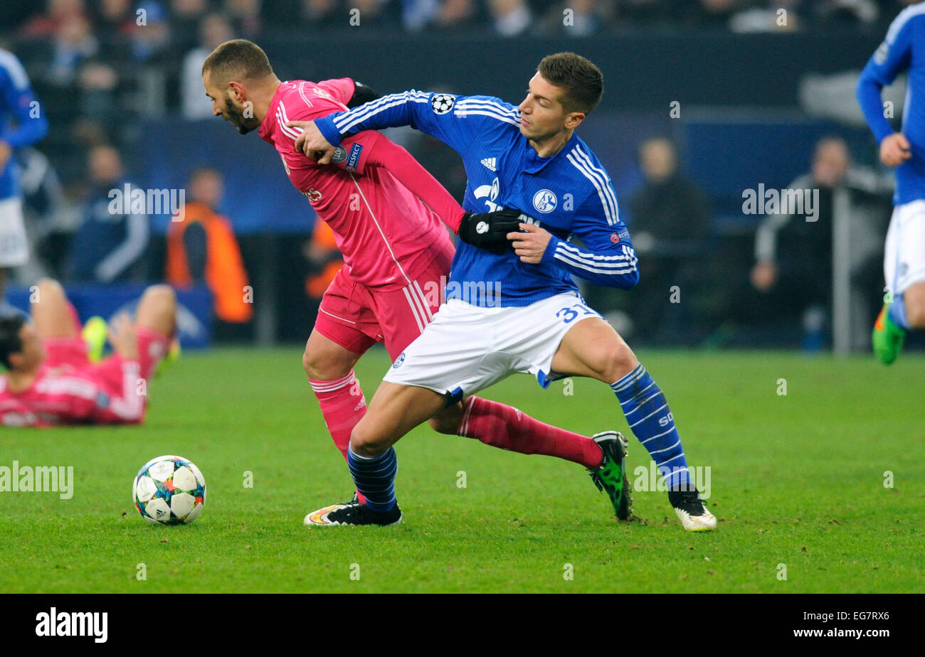 Gelsenkirchen, Deutschland. 18. Februar 2015. UEFA Championsleague: FC Schalke 04, S04 (blau) - Real Madrid (rosa) 0:2; Matija Leder (S04), Karim Benzema (Real Madrid), Aktion. Bildnachweis: UKraft/Alamy Live-Nachrichten Stockfoto