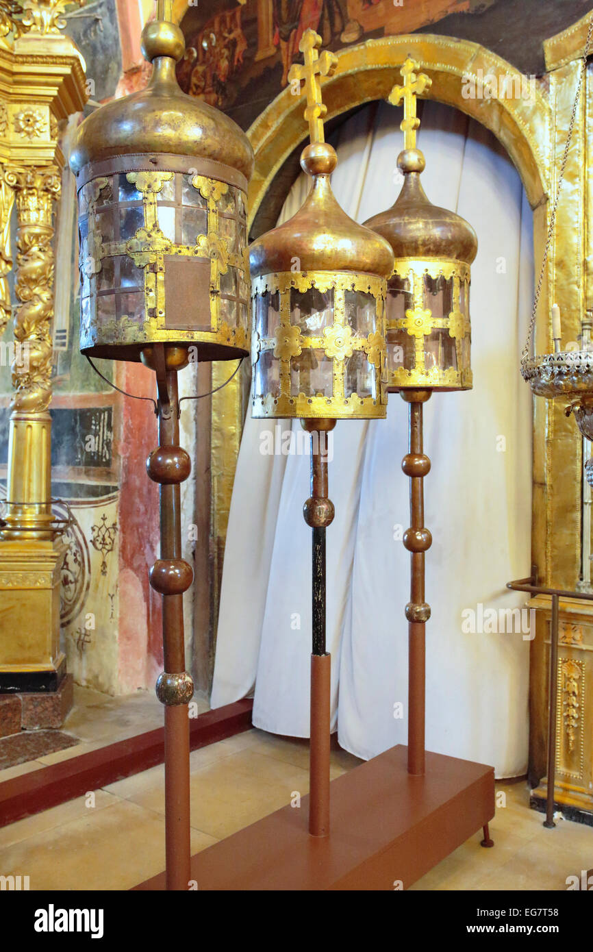 Alte Lampen, Innenraum der Kathedrale der Geburt der Heiligen Jungfrau, Susdal, Vladimir Region, Russland Stockfoto