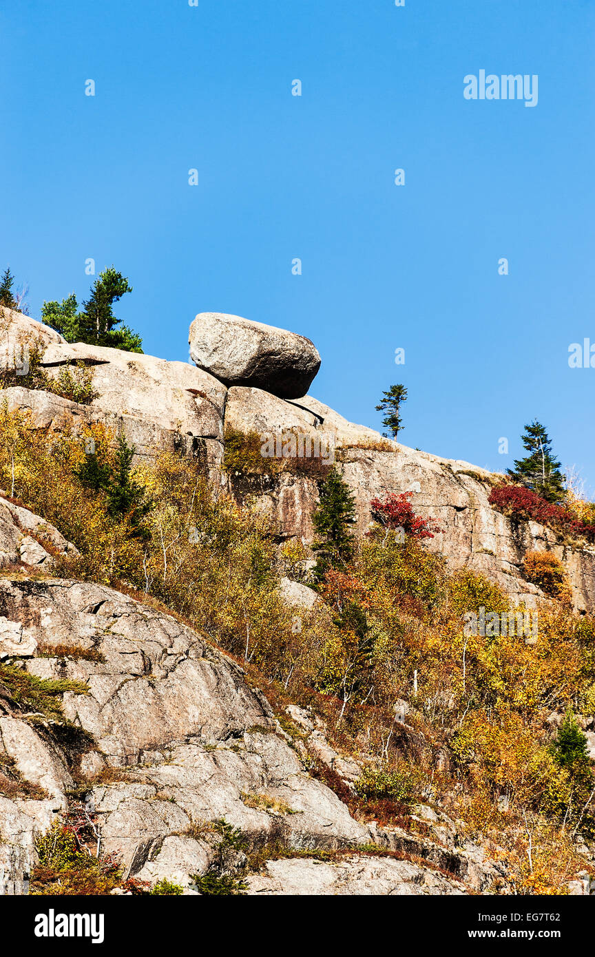 Prekäre Boulder auf Granit-Felswand, Acadia National Park, Maine, USA Stockfoto