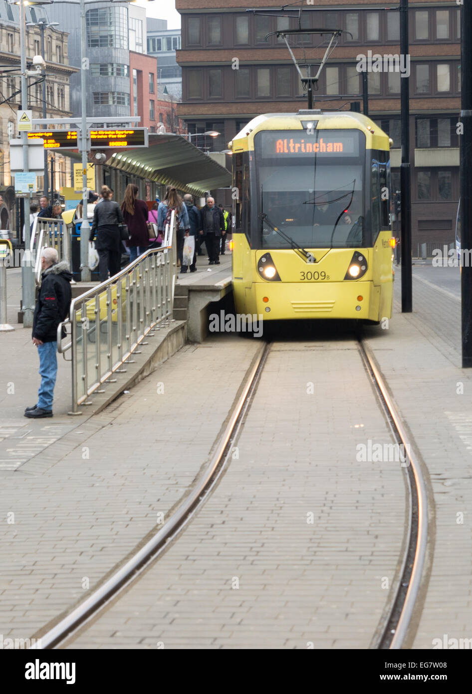 Februar 2015 sind Metrolink Straßenbahn gut in Piccalilli Gärten Stockfoto