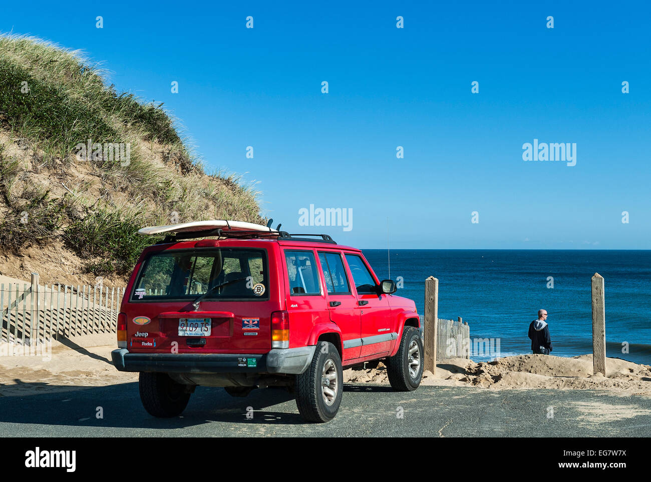 Surfer prüft die Wellen am Long Beach Nook, Truro, Cape Cod, Massachusetts, USA Stockfoto