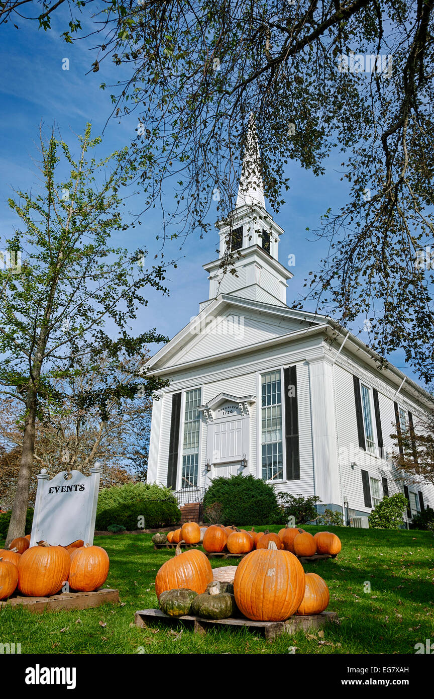 Kürbisse schmücken den Rasen der First Congregational Church, Chatham, Cape Cod, Massachusetts, USA Stockfoto