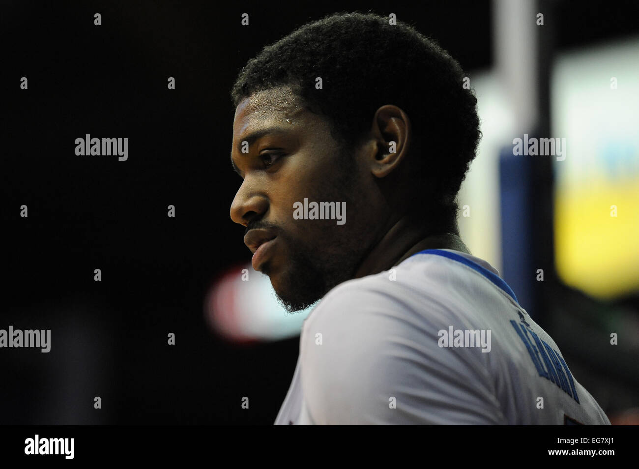 Rosemont, Illinois, USA. 18. Februar 2015. DePaul Blue Demons weiterleiten Myke Henry (4) darauf wartet, dass spielen bei der NCAA Männer Basketball-Spiel zwischen der Providence Friars und die DePaul Blue Dämonen in der Allstate Arena in Rosemont, Illinois wieder aufzunehmen. Bildnachweis: Cal Sport Media/Alamy Live-Nachrichten Stockfoto