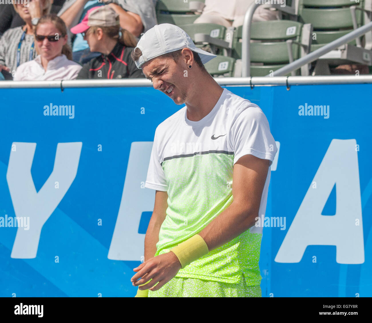 Delray Beach, Florida, USA. 18. Februar 2015. THANASI KOKKINAKIS Australiens zeigt seine Enttäuschung auf Platz. IVO KARLOVIC Kroatiens schlagen KOKKINAKIS in zwei Tiebreaker in der zweiten Runde der Delray Beach Open, 7: 6 (7-4), 7-6 (7-2) der ATP World Tour International Herreneinzel im Delray Beach-Tennis-Stadion, Delray Beach, Florida. Bildnachweis: Arnold Drapkin/ZUMA Draht/Alamy Live-Nachrichten Stockfoto