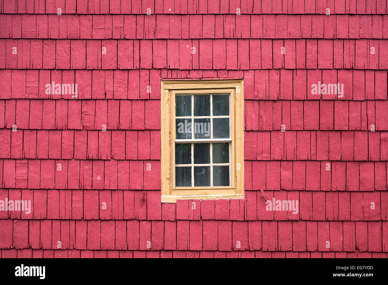 Bunte Schindel Fassade und Fenster. Stockfoto