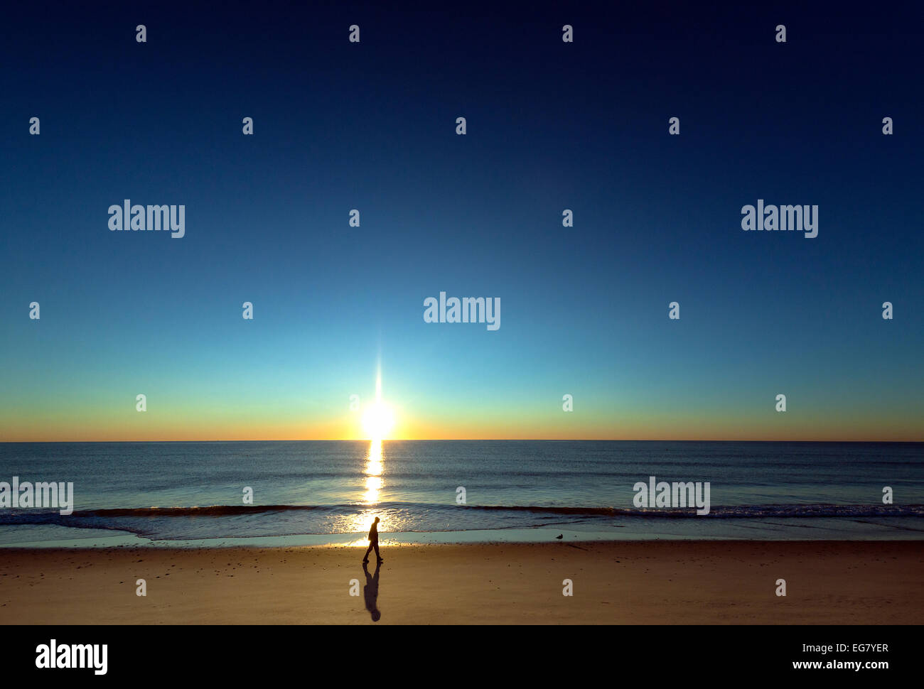 Einsame Person zu Fuß am Strand bei Sonnenaufgang, Nauset Beach, Cape Cod, Massachusetts, USA Stockfoto