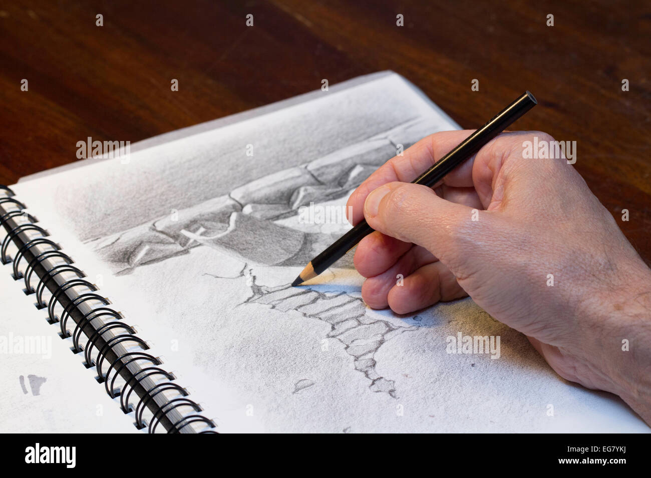Kunstler Mit Bleistift Auf Papier Zeichnen Mit Linien Und Schattierungen Stockfotografie Alamy